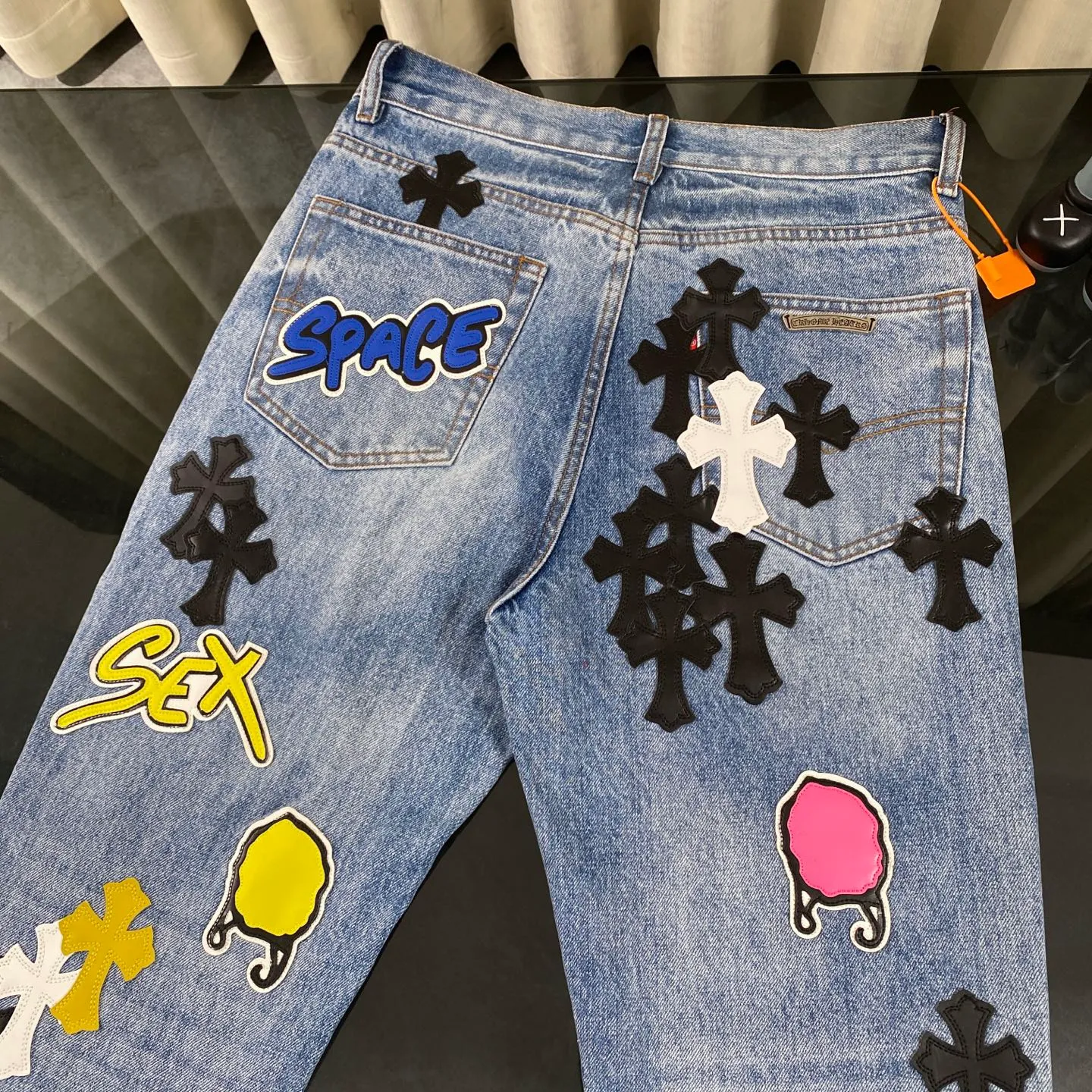 P320 CH Chromehearts blue graffiti cross patchwork leather heavy-duty cow king jeans, cabinet price 34W level, patchwork cross pattern embellishment, washed jeans! ! An absolutely high-end luxury product, a 1.9W-level god-level single product, a super popular product, made by top heavy industry, a magic weapon that cannot be missed! [About Zangyin] This is an extremely luxurious fashion brand that can also be called the aristocracy of the high street. It has always been an exclusive brand for some hipsters or rich second generations. Compared with ordinary high streets, it is more luxurious and noble. Compared with luxury brands, it is more fashionable and individual. It has always been a brand that I have a special liking for. [Top heavy industry fashion design] Consistently high-street luxury style. Speaking of this style, the Zangyin family and GU family are definitely the leading representative brands. Especially the Zangyin family has really achieved a state-of-the-art effect in creating high-street style. The unique washed material is used to create this style. The color system is already quite eye-catching. After it is decorated with patchwork cross flowers, it cleverly highlights the charm of the brand. Secondly, this style uses classic The high-waist cutting design highlights the long legs and fashionable temperament of the upper body. The brand is highly recognizable and the slim fit configuration is more suitable for daily wear. It is a product that interprets personality, fashion, and specifications at a glance. This single product is enough to make any fan excited. It can be a white T-shirt for a youthful college style, or a tight suspender for a royal style. It has strong matching ability and can be easily controlled by men.  [Materials and craftsmanship] Needless to say, this point goes without saying. As an excellent craftsman brand, Zangyin’s requirements for details and craftsmanship are really perfect. The washed color of this model has gone through so many processes, not to mention the embellishment of denim appliques. It is also purely hand-made and sewn. Just like what they believe in, only hand-made things have soul and have the meaning of wear. A top-notch heavy-duty fashionable denim item, I look forward to your perfect interpretation! !  Color: blue Size: 28-36